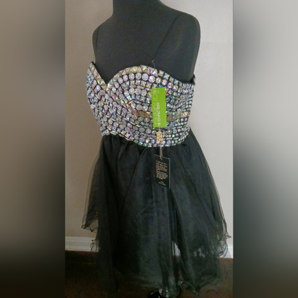 Party Dresses - Picture 3 of 4